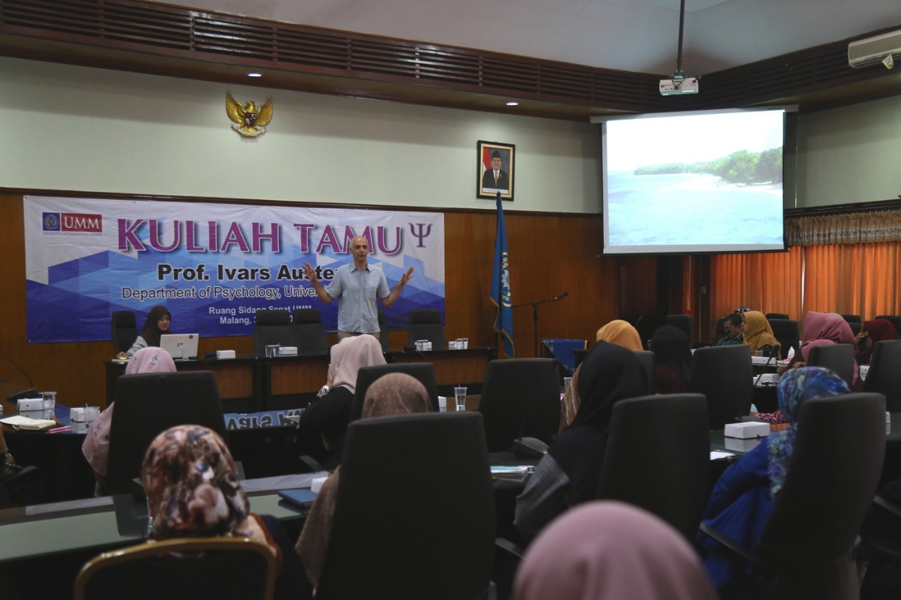 Prof. Ivars Austers dari University of Latvia sedang memaparkan materi kepada peserta kuliah tamu   